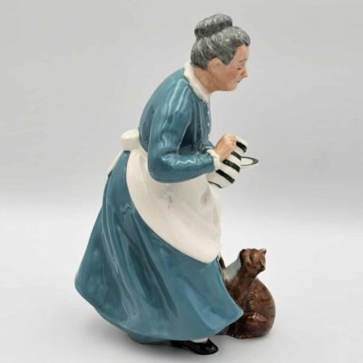 ROYAL DOULTON FIGURE THE FAVOURITE HN 2249